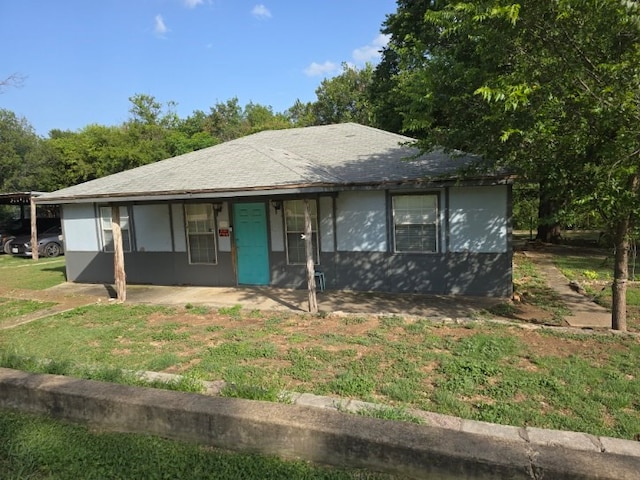 view of front of house featuring a front yard