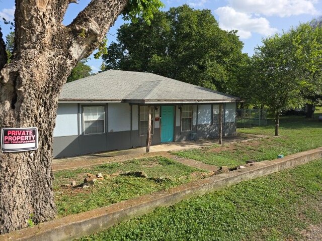 view of front of home with a front lawn