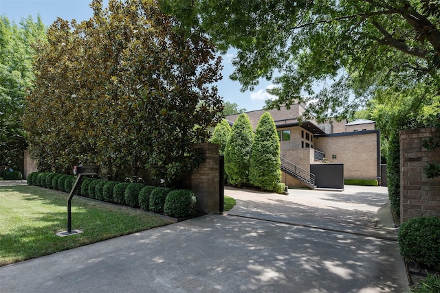 view of front of home featuring a front lawn