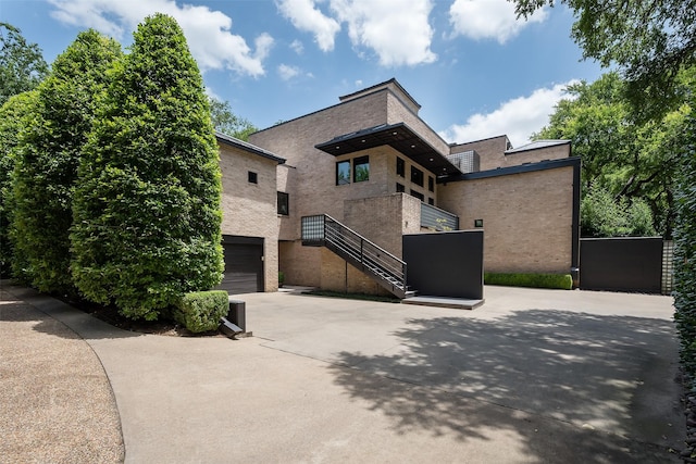 view of front facade with a garage