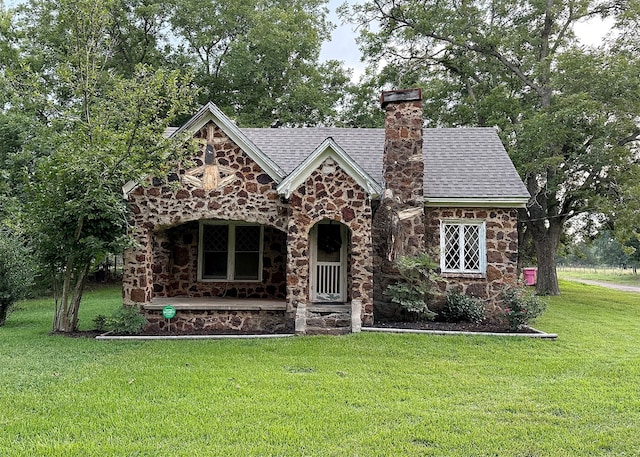 view of front of home featuring a front yard