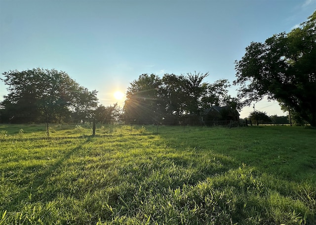 view of yard featuring a rural view