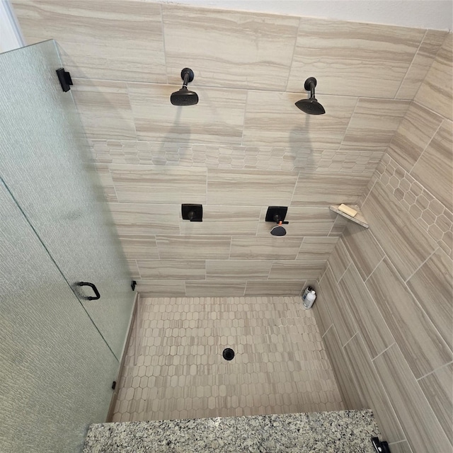 bathroom featuring tiled shower