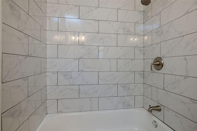 bathroom with tiled shower / bath combo