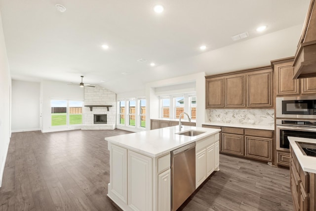 kitchen featuring stainless steel appliances, plenty of natural light, lofted ceiling, and sink