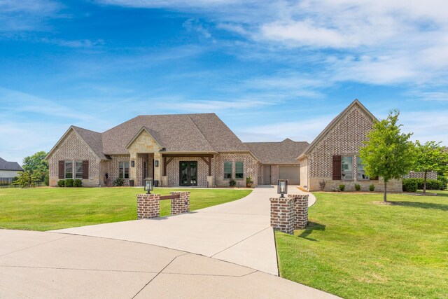 view of front of home featuring a front lawn