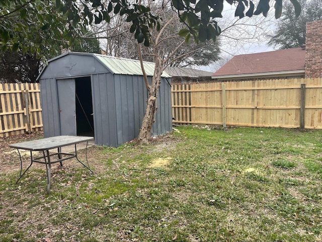 view of yard with a storage shed