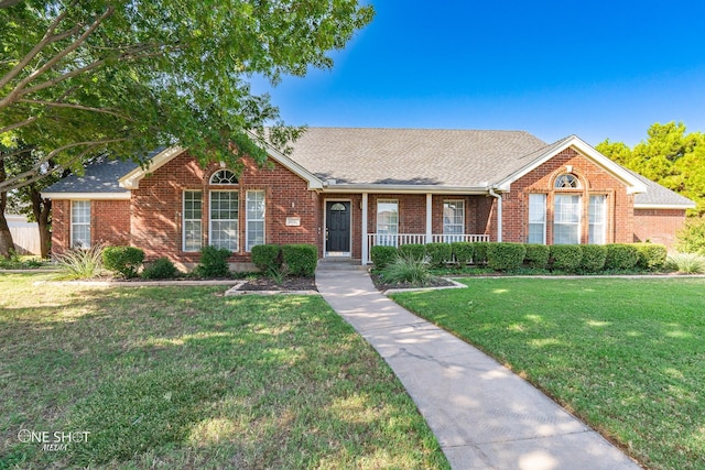 ranch-style home featuring a front lawn