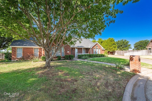 view of front facade featuring a front yard