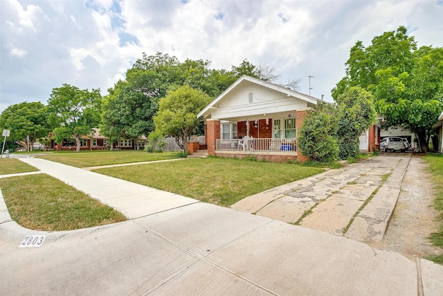 view of front of property featuring covered porch and a front lawn