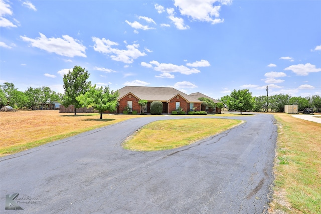 ranch-style house featuring a front yard