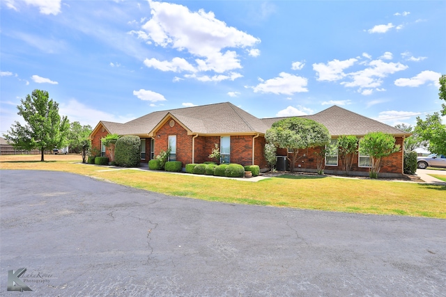 single story home featuring a front yard