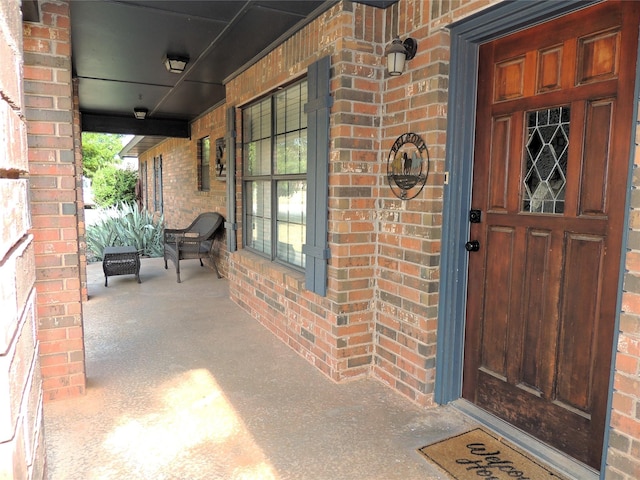 entrance to property featuring a porch