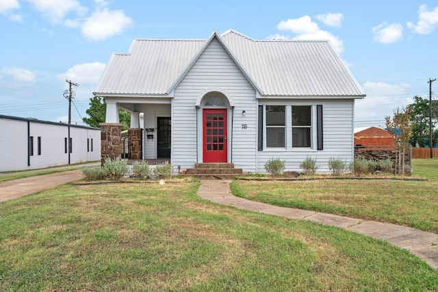 view of front facade featuring a front lawn