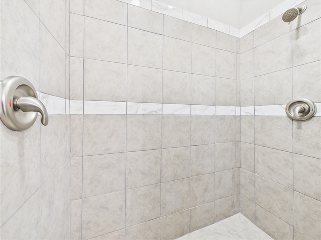 bathroom featuring a tile shower