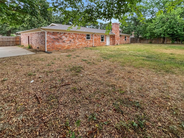 view of yard featuring a patio