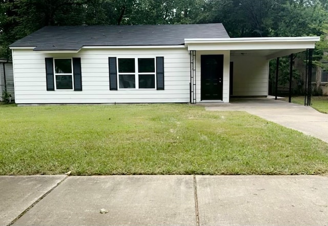 view of front of home with a carport and a front yard