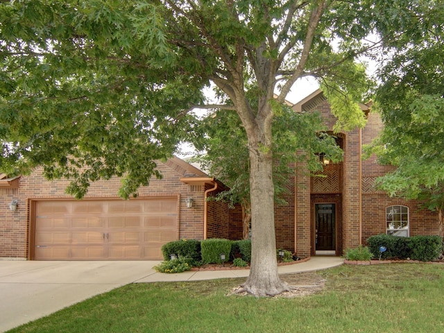 view of front of property featuring a front yard and a garage