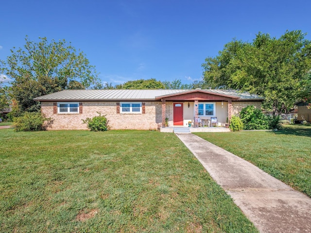 single story home featuring a front yard