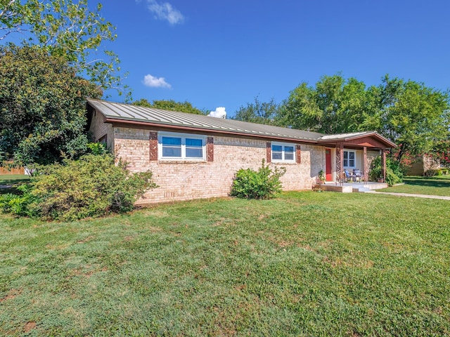 single story home with a front yard