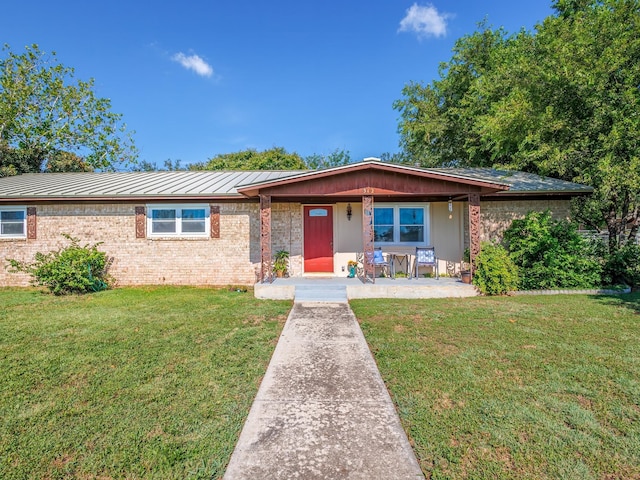 view of front of property featuring a front yard