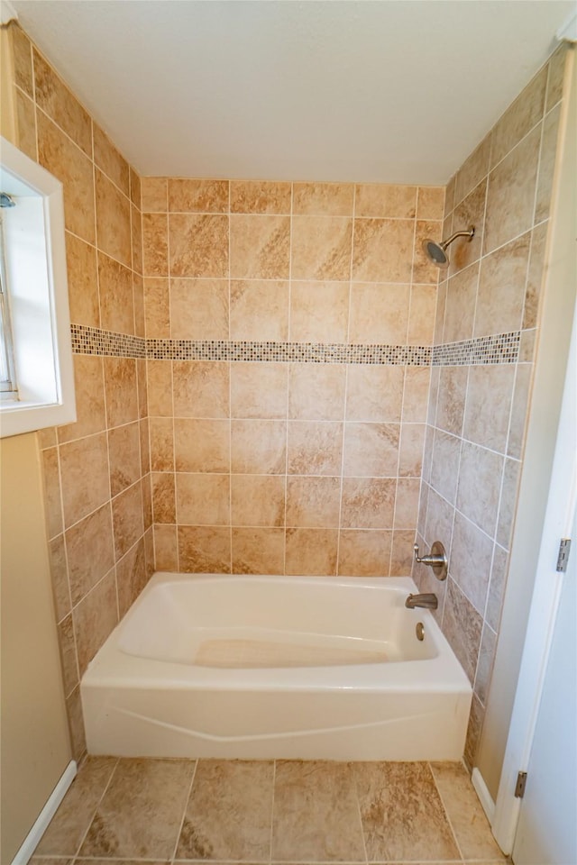 bathroom with tiled shower / bath