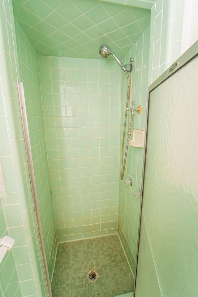 bathroom featuring tiled shower