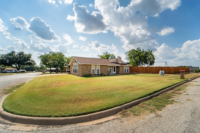 single story home featuring a front lawn