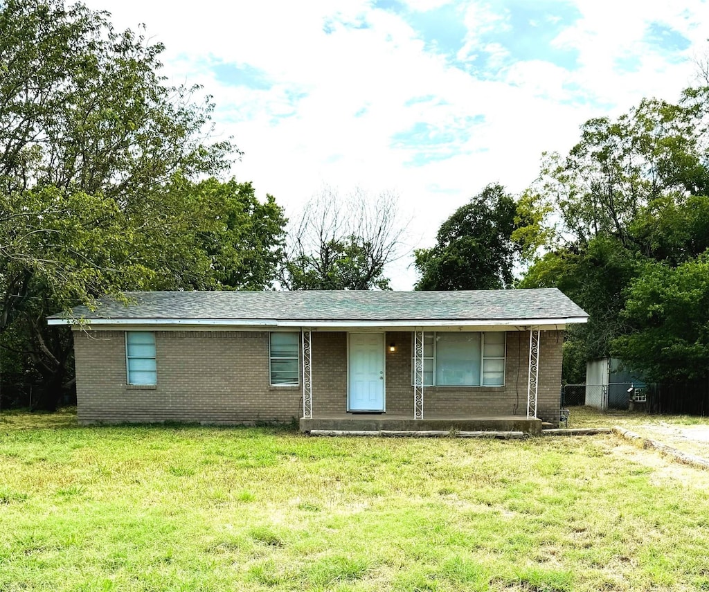 ranch-style home featuring a front lawn