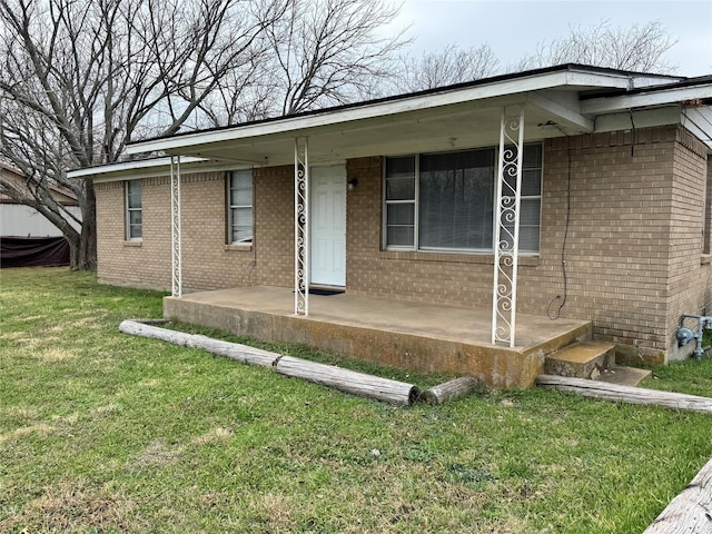 view of front of property featuring a front yard