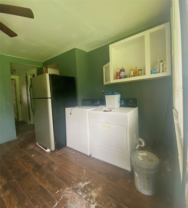 clothes washing area with washer and clothes dryer, dark hardwood / wood-style flooring, and ceiling fan