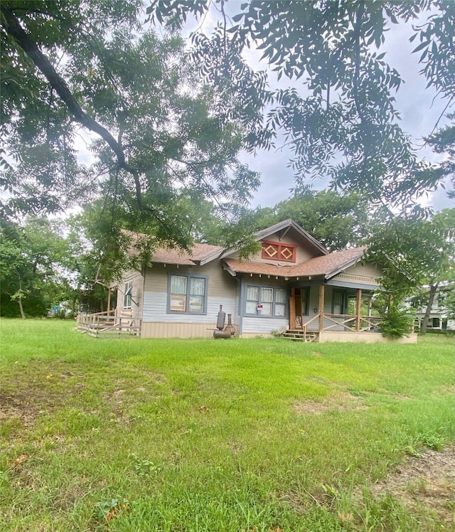 view of front of home featuring a front lawn