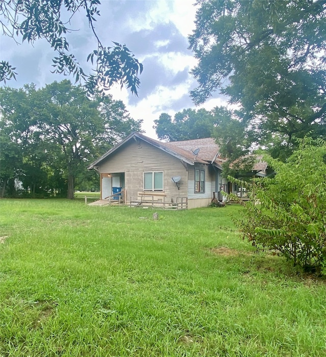 back of house featuring a lawn