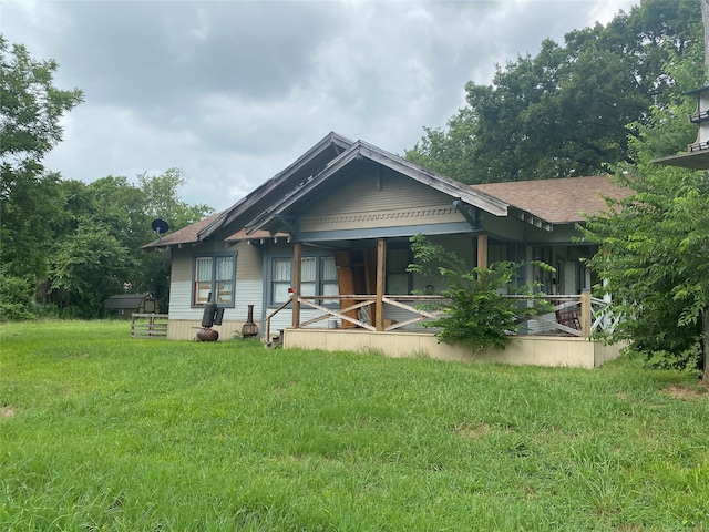 view of front of property featuring a front yard