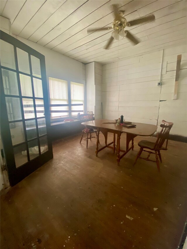 living area featuring ceiling fan