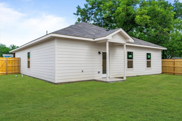 back of house featuring a lawn