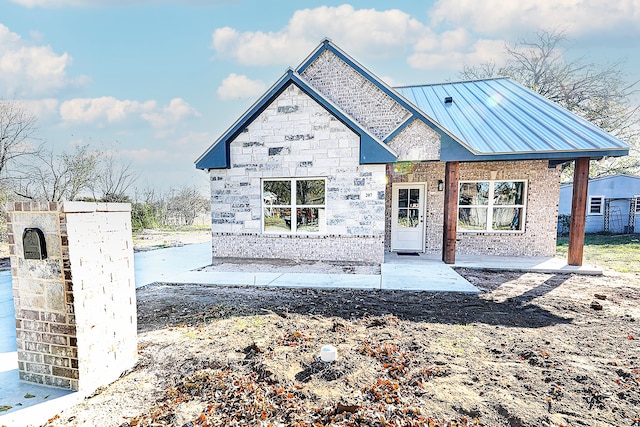 view of front of property featuring a patio area