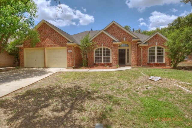 view of front of house featuring a garage and a front yard