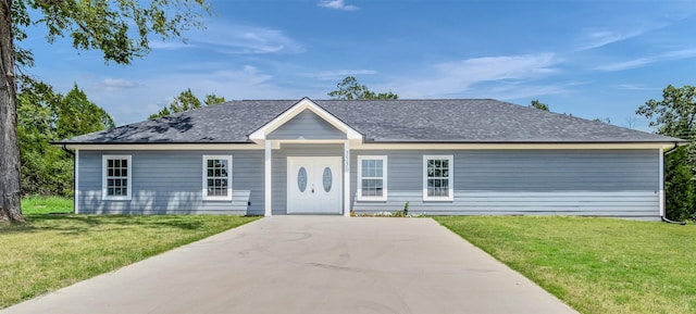 ranch-style house featuring a front lawn