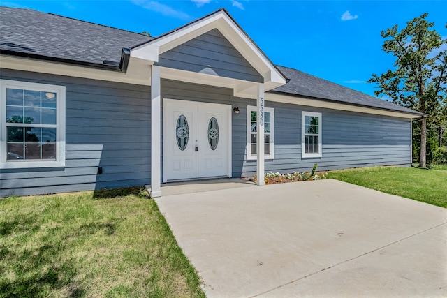 view of front facade with a front yard