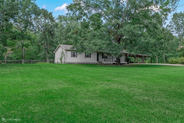 view of front facade featuring a front yard