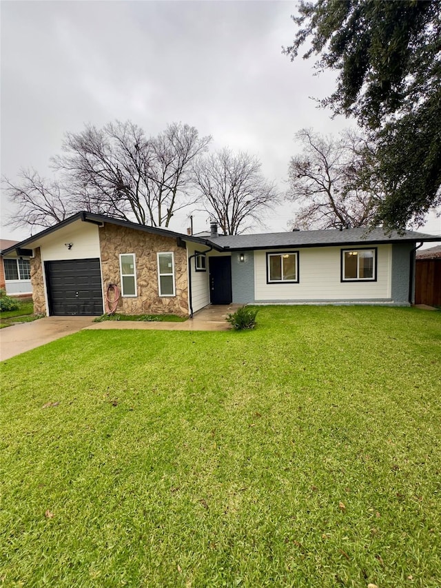 ranch-style home featuring a front lawn and a garage