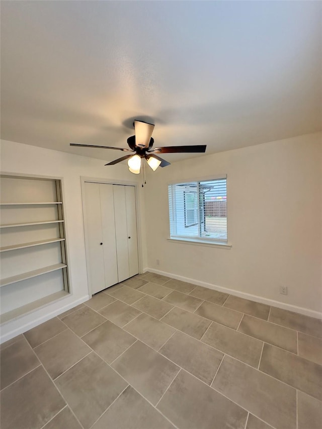 unfurnished bedroom featuring ceiling fan and a closet