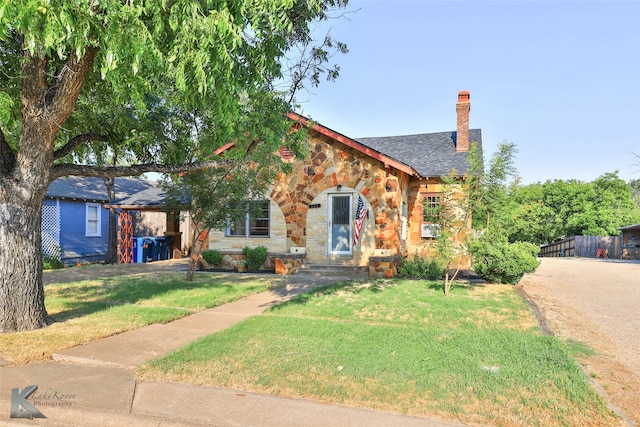 view of front facade featuring a front yard