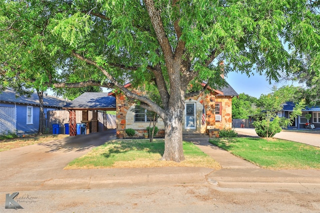 view of front of home featuring a carport and a front yard