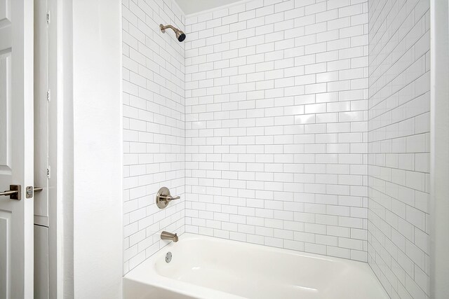 bathroom with tiled shower / bath