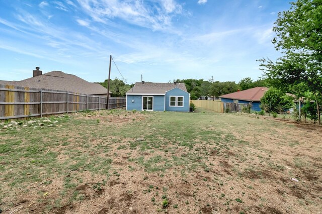 view of yard featuring an outdoor structure