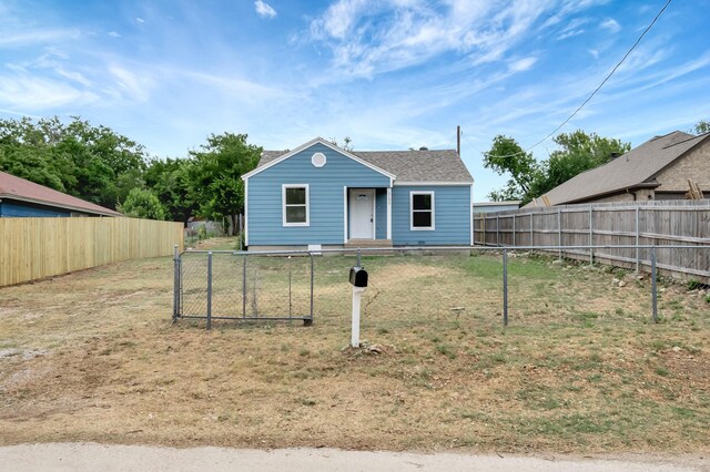 view of front of home featuring a front lawn