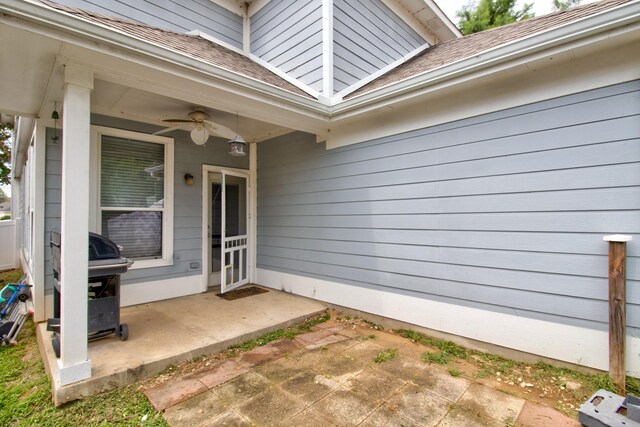 property entrance featuring ceiling fan