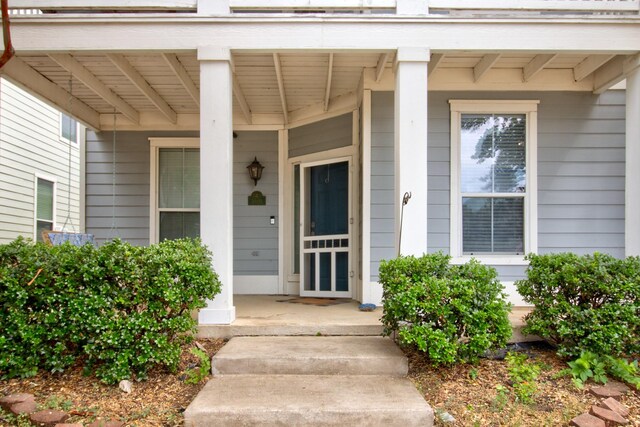 entrance to property featuring a porch